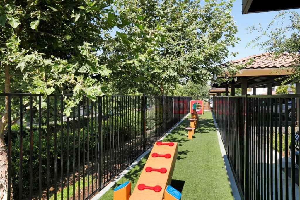 a row of benches in front of a fence