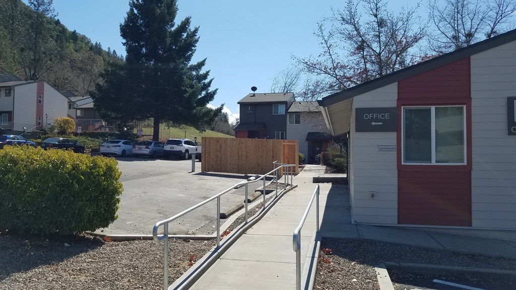 a sidewalk in front of a building with a ramp next to it