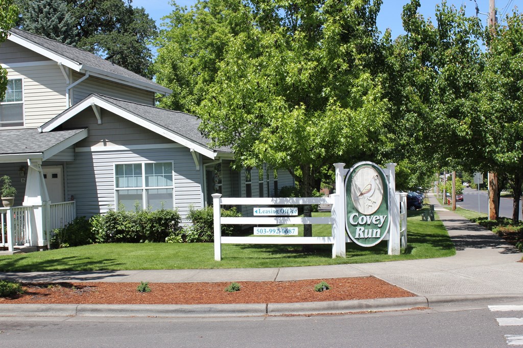 A sign for Covey Run is in front of a house.