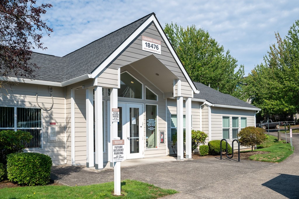 A building with the number 18476 on the roof.