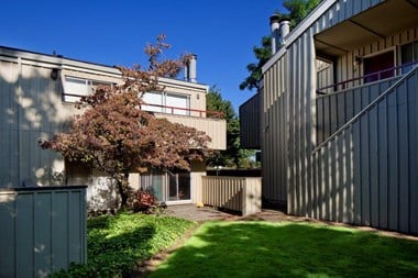 827 NE 99Th Avenue 2 Beds Apartment for Rent - Photo Gallery 1