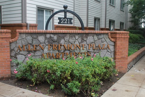 A sign for the Holley Fremont Plaza Apartments is shown.