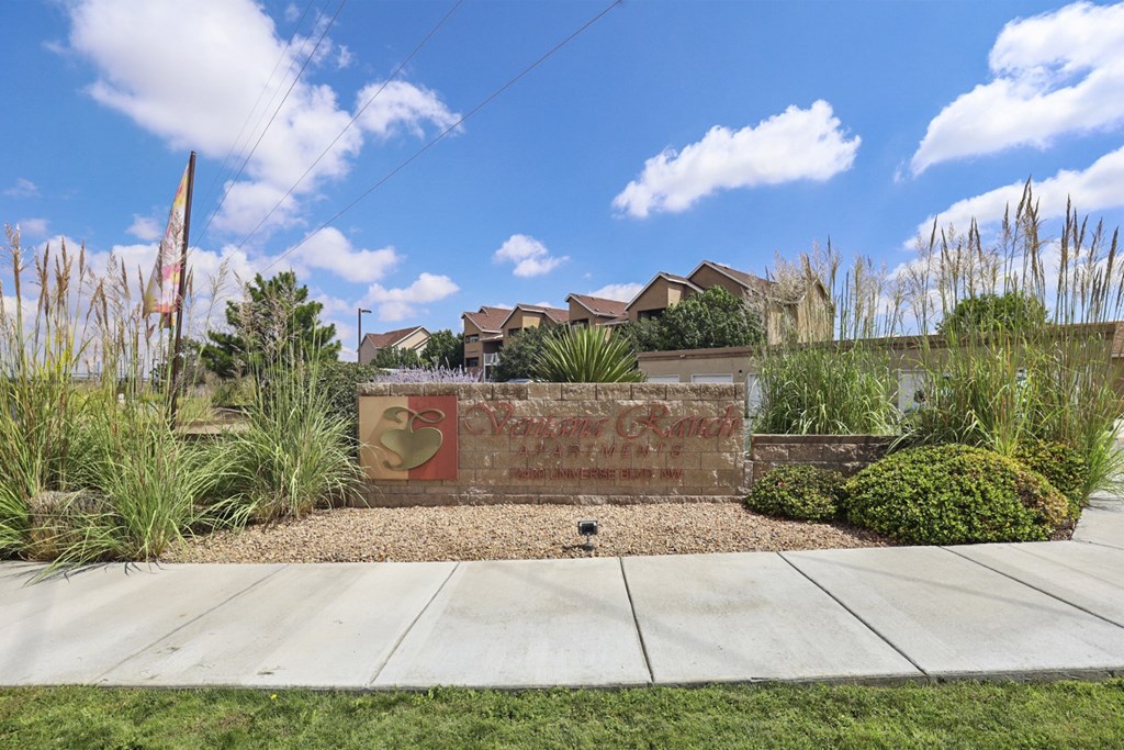 A sign in front of a house that says "Covey Creek".