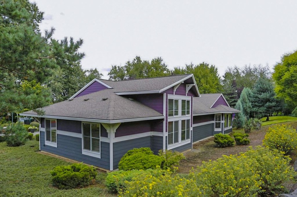 Troutdale Terrace Exterior_Leasing Office