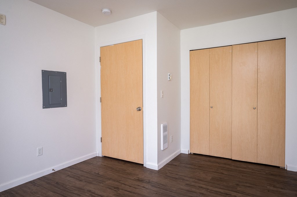 a bedroom at the acadia park apartments in houma, la