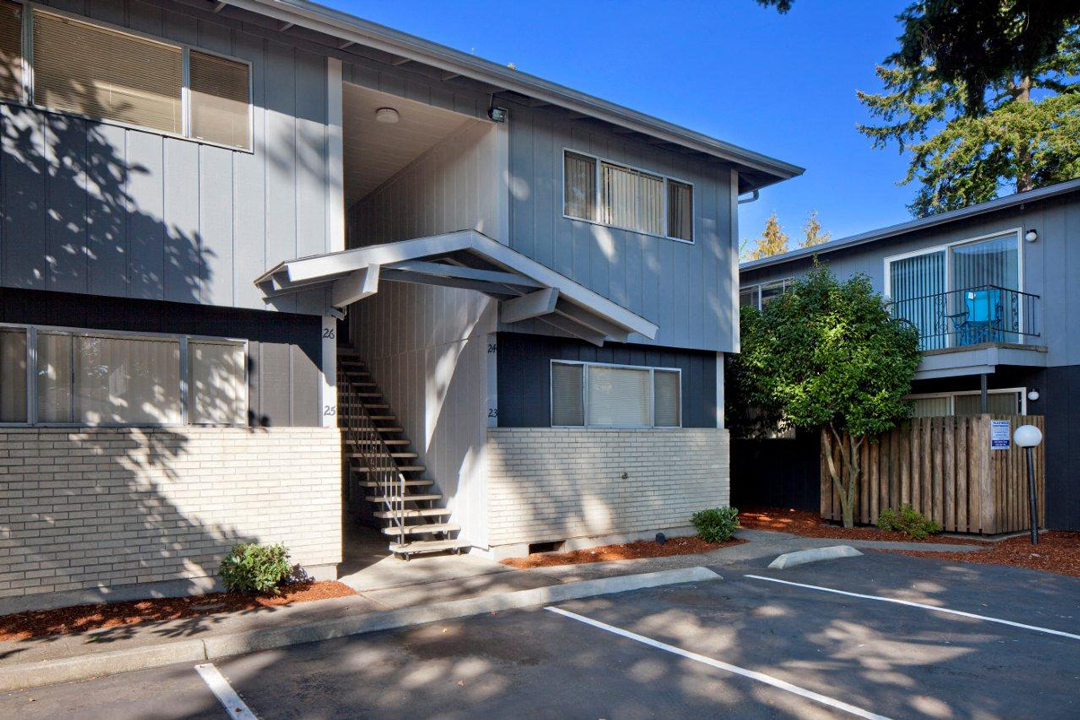 Villad'ShirlLee_Photo_Parkinglot