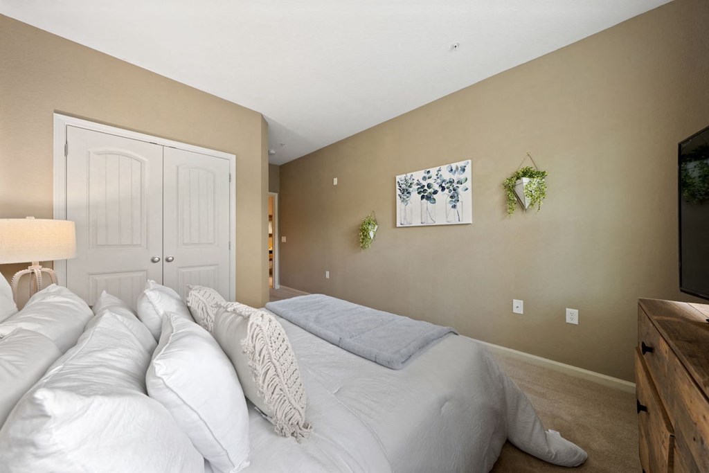 Fenwyck Manor Apartment bedroom with double door closet, and model furniture