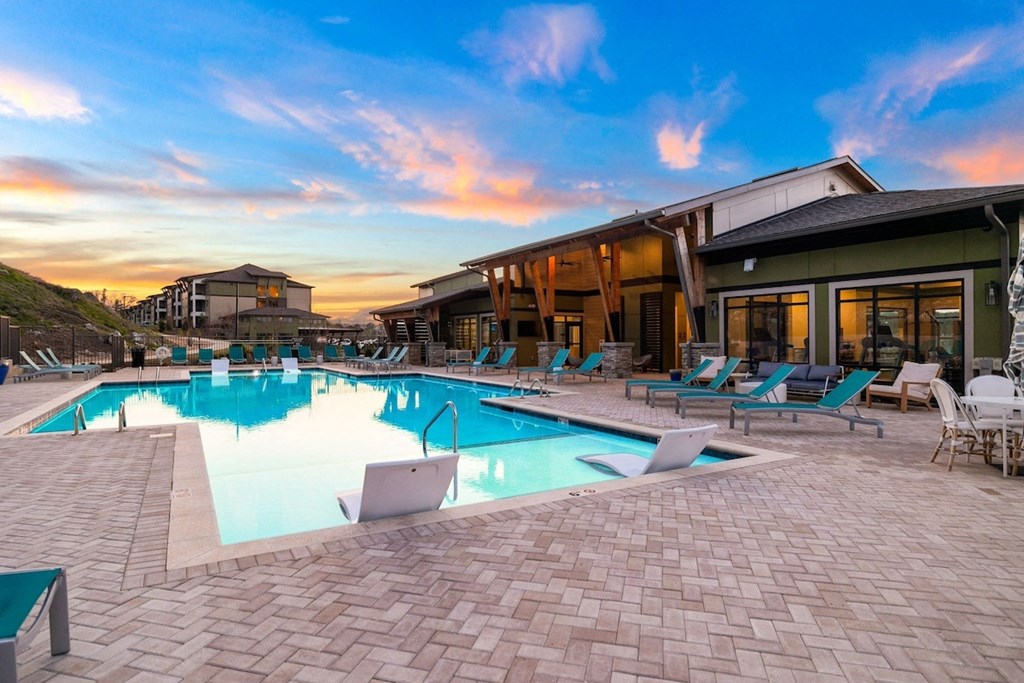 the pool at the resort at governors crossing