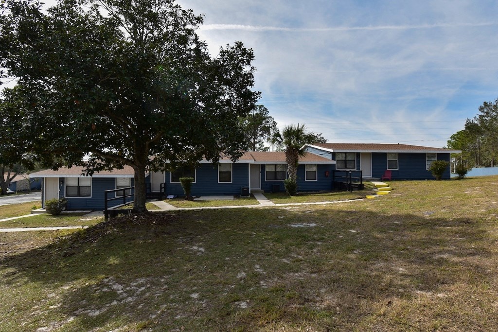Green spaces and trees at The Sands on Clearlake in Cocoa, FL