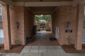 Walkway through to courtyard at Hampton House Apartments - Photo Gallery 11