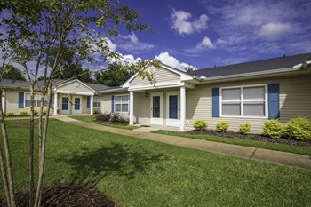 exterior well-kept lawns at condo-style apartments - Photo Gallery 4