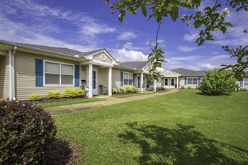 well-kept beautiful landscaping and well-kept apartment exterior - Photo Gallery 5