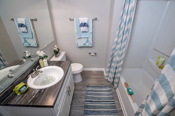 large bathroom with bathtub - Photo Gallery 13