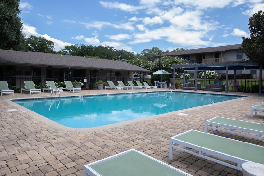 Huntleigh Woods Apartments