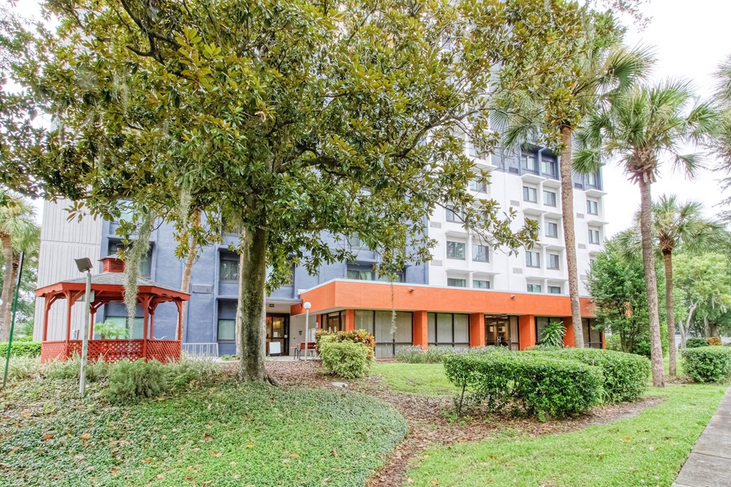 lushly landscaped Orlando Cloisters Apartments in Orlando, FL