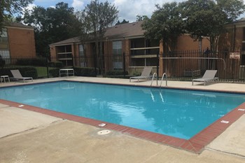 HamptonHouse-Pool swimming pool with lounge chairs near apartment buildings - Photo Gallery 3