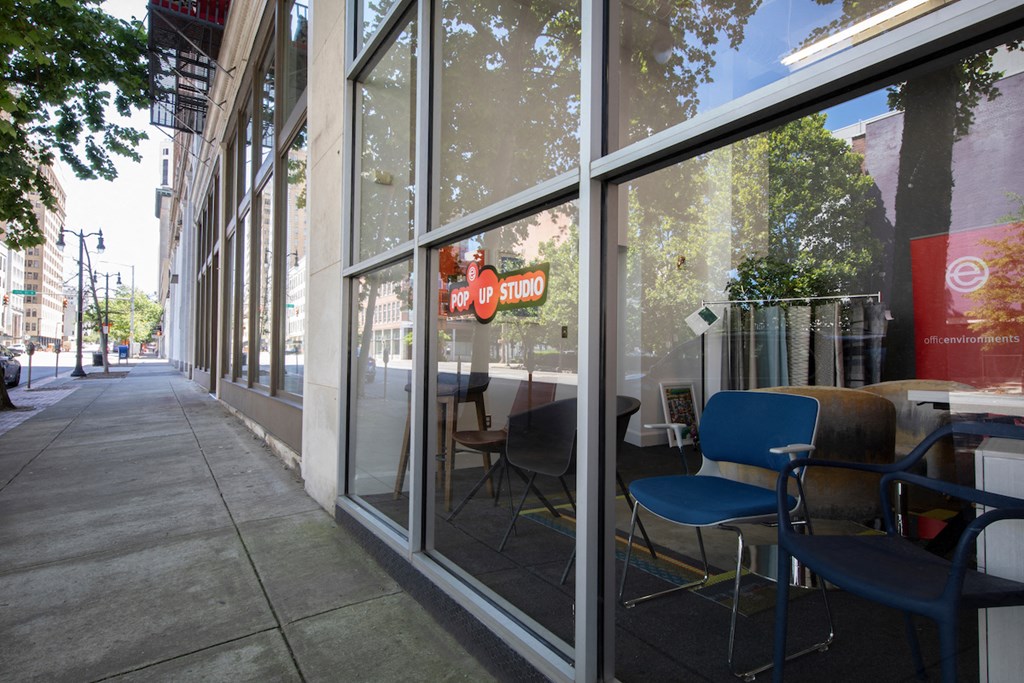 Commercial businesses located at Jemison Flats, Alabama