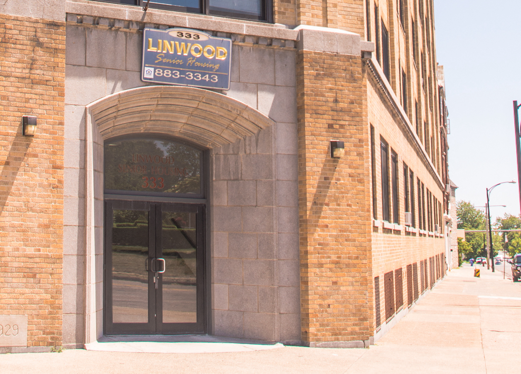 Double glass door entrance of Linwood Manor in Buffalo, NY