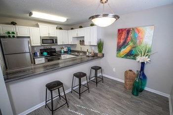 breakfast bar and dining area with stylish lighting at The Mills at 601, Prattville, 36066 - Photo Gallery 15