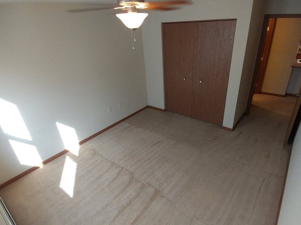 room for renting located 1m from the university