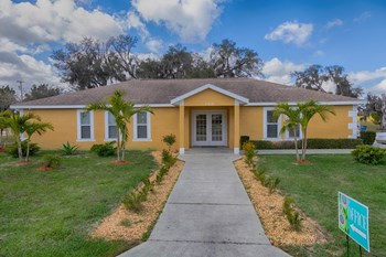 PCT3-Gallery.jpg Office with sidewalk and palm trees at Park Crest Terrace - Photo Gallery 4
