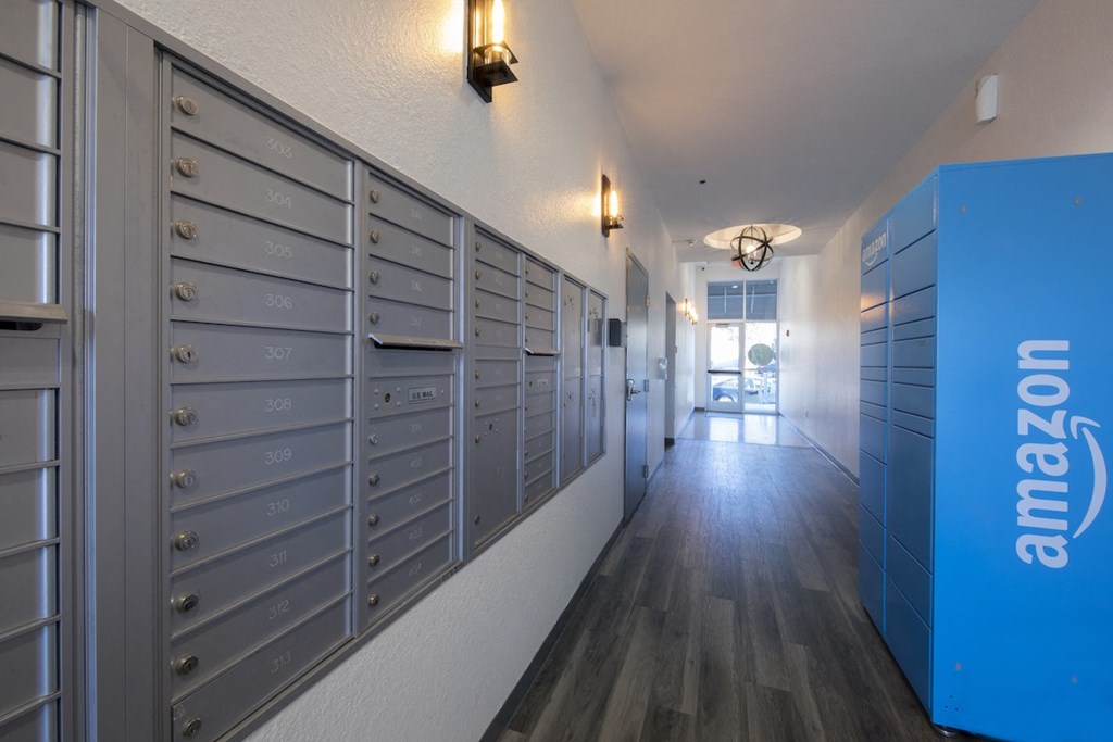 Entrance hall with mailboxes and Amazon lockers at Rise Lakeview Apartments in Birmingham, AL
