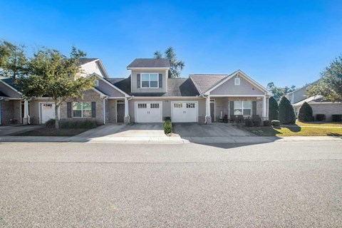 A row of houses with driveways in front.