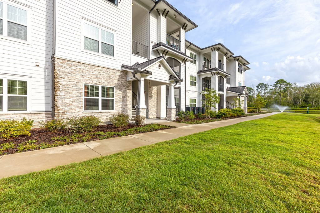 the preserve at ballantyne commons exterior of apartments with grass