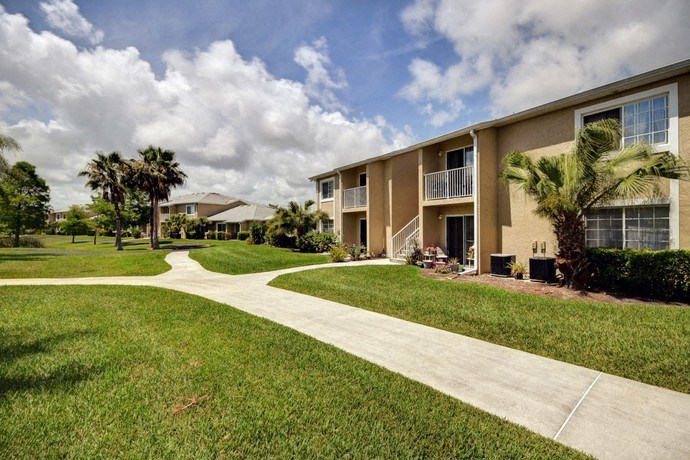 Greenspace Walking Trails at River Park Place Apartments, Vero Beach, FL, 32962