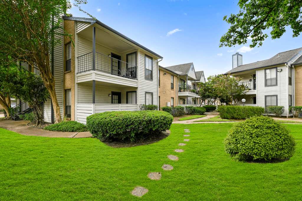 the preserve at ballantyne commons apartments courtyard and exterior