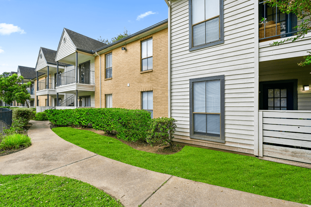 the preserve at ballantyne commons apartments with walkways