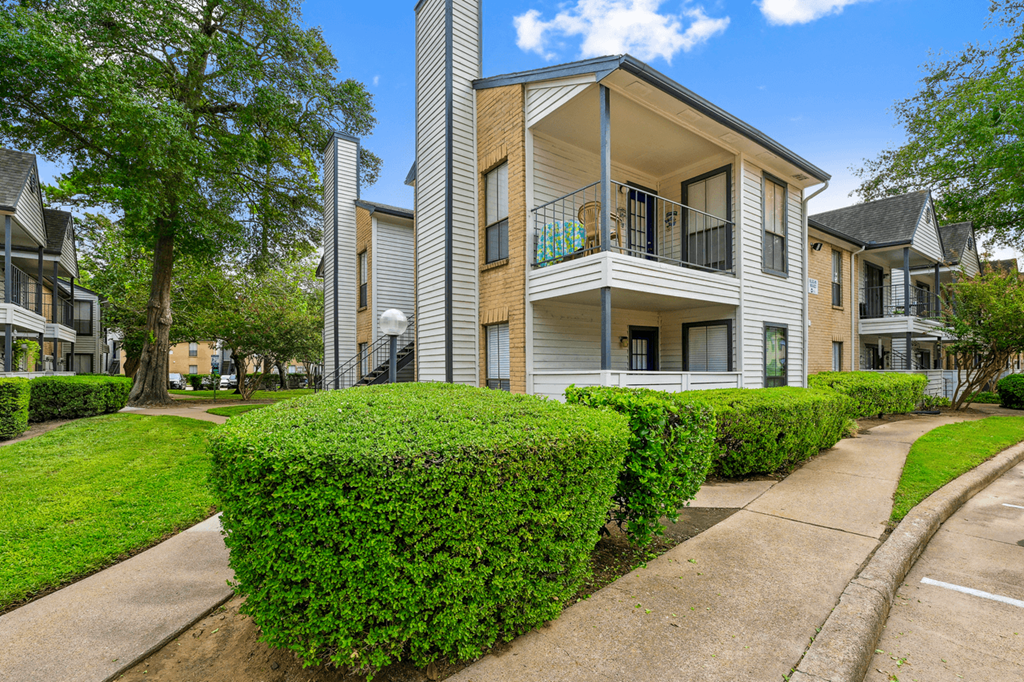 the preserve at ballantyne commons exterior of apartments with sidewalks and hedges