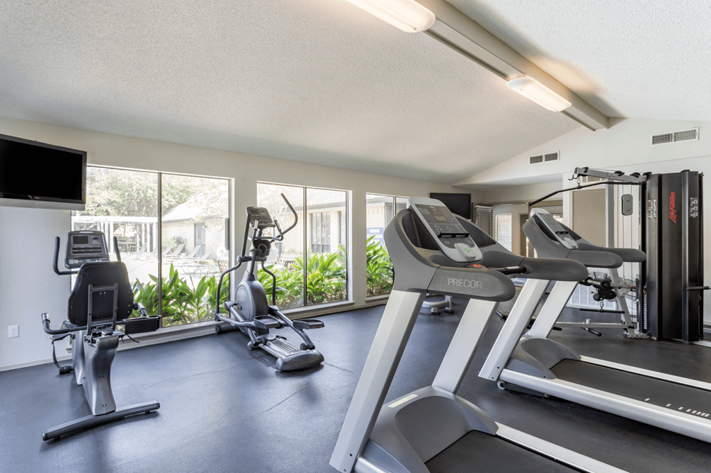 the gym at the landing at pullman apartments in pullman