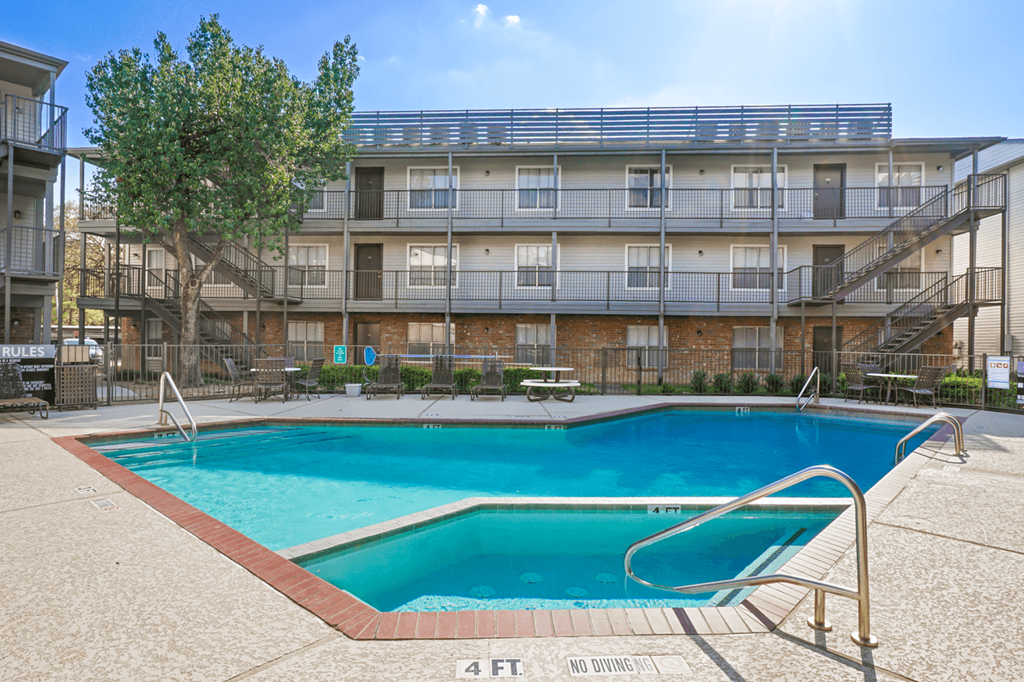 this is a photo of the pool area at harvard square apartments in dallas, tx