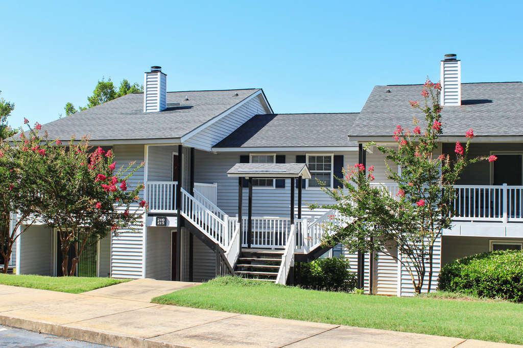 Lee's Crossing Apartment Homes, 119 Old Airport Road, La Grange, GA