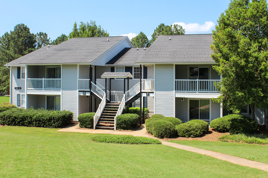 Lee's Crossing Apartment Homes, 119 Old Airport Road, La Grange, GA