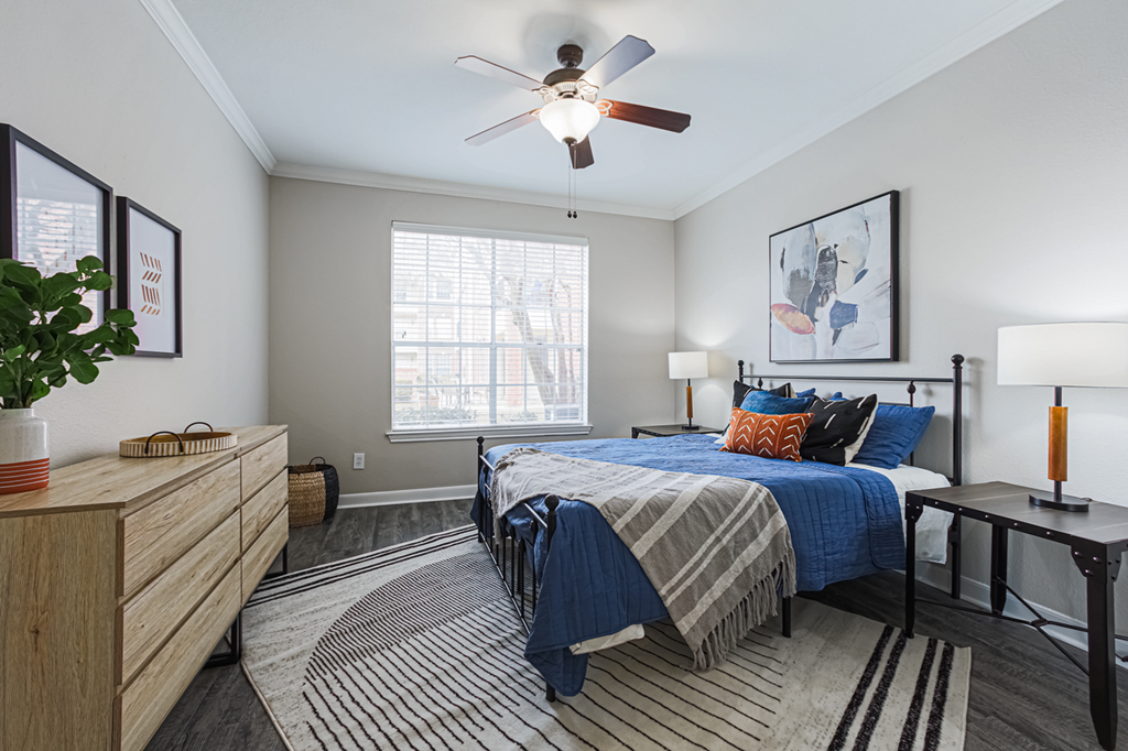 bedroom with hardwood-style flooring and ceiling fan