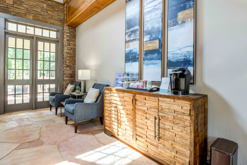 the lobby or reception area at the lodge at blue sky