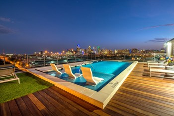 Rooftop pool facing downtown Dallas - Photo Gallery 2