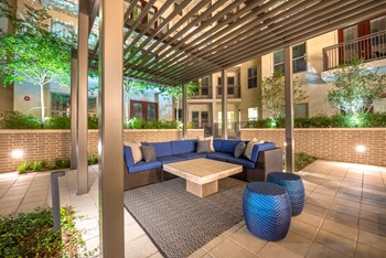 Outside sitting area in the middle of courtyard - Photo Gallery 15