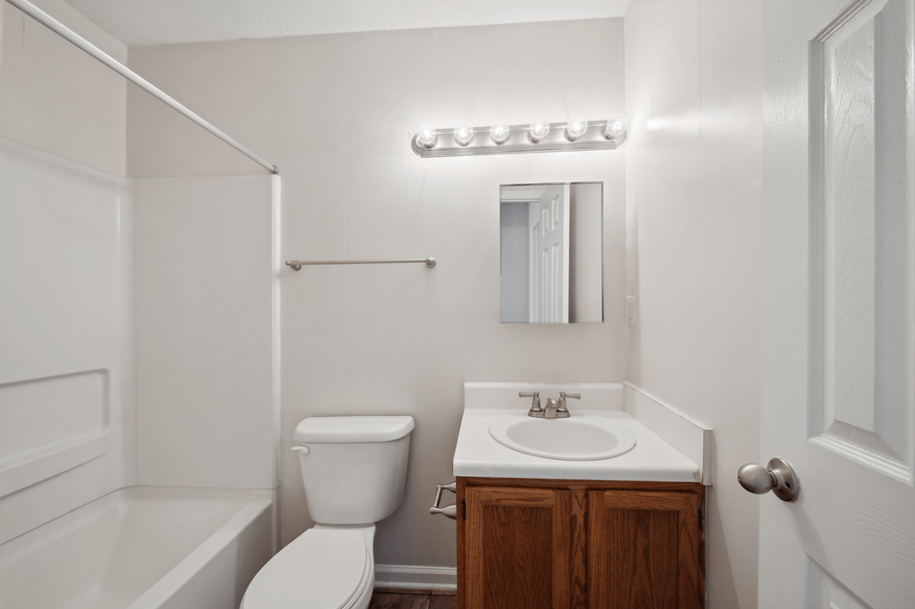 Bathroom With Bathtub at Patriot Point Apartment Homes, Spring Lake, 28390 