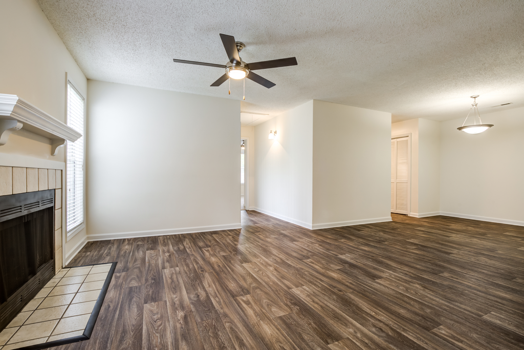 living room with ceiling fan, fireplace, and hardwood-style flooring