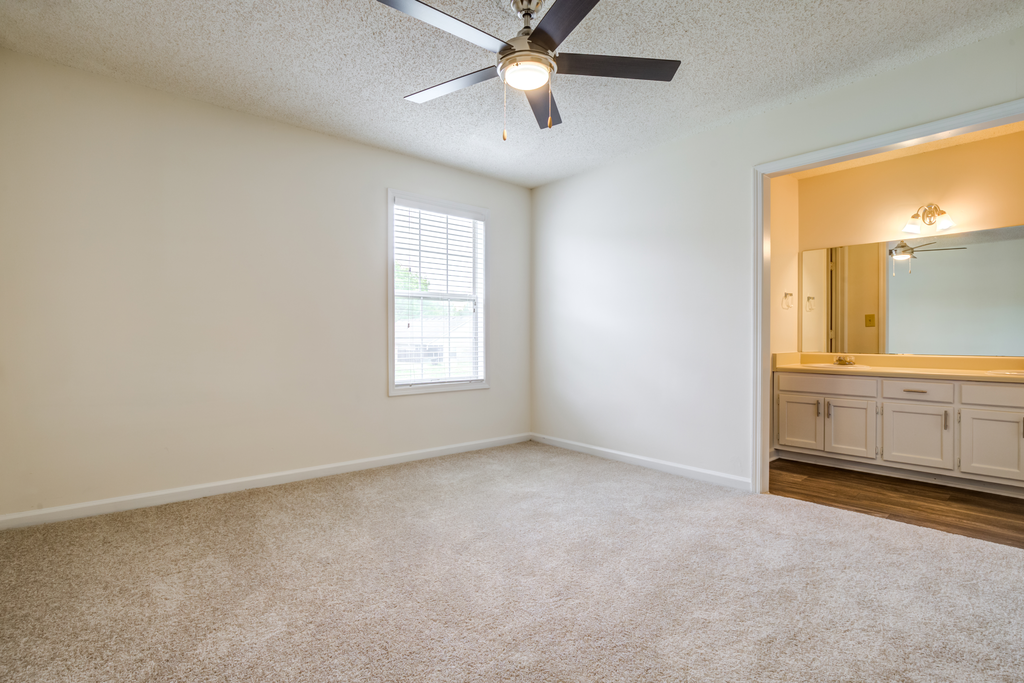 bedroom with ceiling fan and carpeted flooring