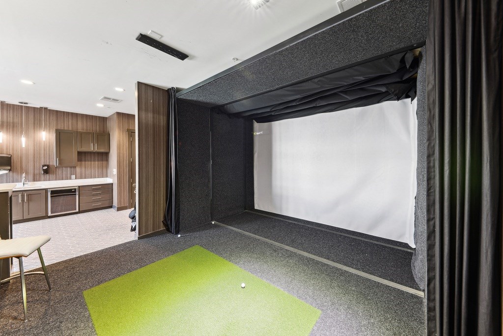 golf simulation room