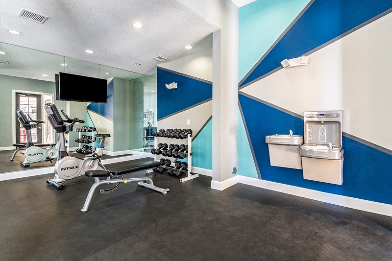 the gym at the landing at pullman apartments in pullman