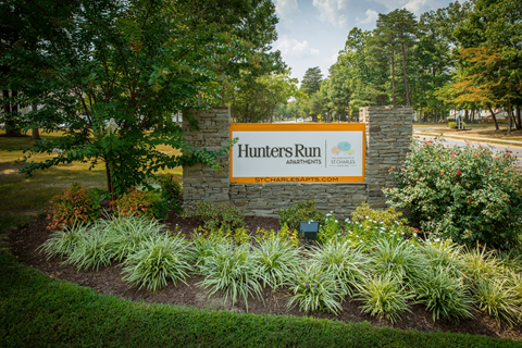 A sign for Hunters Run Apartments