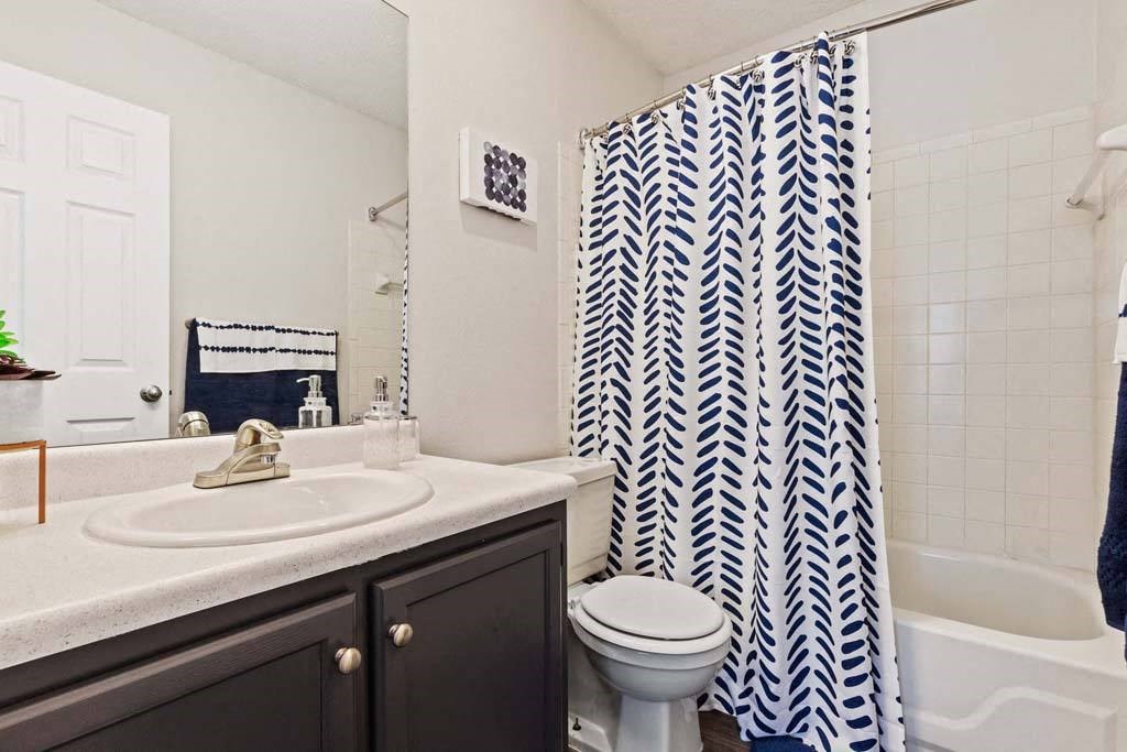 Bathroom With Bathtub at Woodland Park Apartment Homes, Greensboro, NC