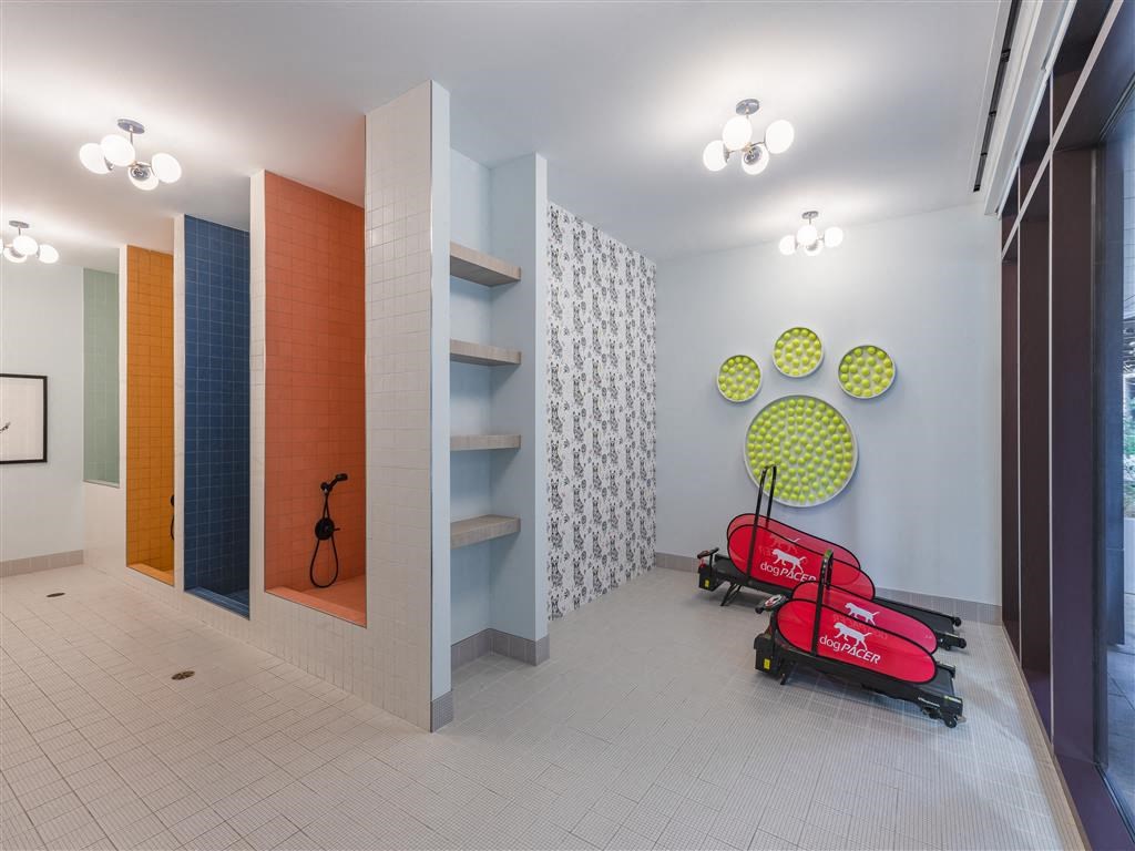 a medical room in a hospital with a red cart