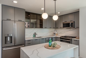 Luxe quartz countertops with modern backsplashes Chef inspired kitchens - Photo Gallery 3
