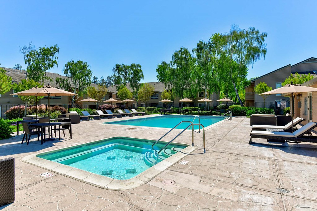 Hot Tub And Swimming Pool at The Seasons Apartments, San Ramon, CA, 94583